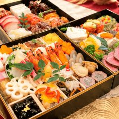 2027年 石巻グランドホテル 伝統の特選おせち料理。和洋中三段「初穂」59,400円、和洋中三段「浪漫」37,800円、和洋中一段「夢」16,200円。日本・フランス・中国料理のシェフが腕を振るった豪華な詰合せをご予約受付中。