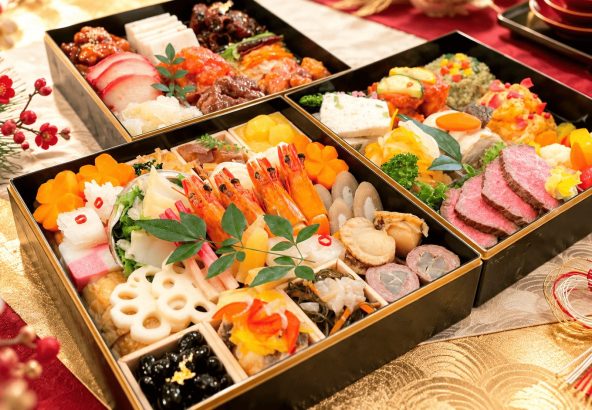 2027年 石巻グランドホテル 伝統の特選おせち料理。和洋中三段「初穂」59,400円、和洋中三段「浪漫」37,800円、和洋中一段「夢」16,200円。日本・フランス・中国料理のシェフが腕を振るった豪華な詰合せをご予約受付中。